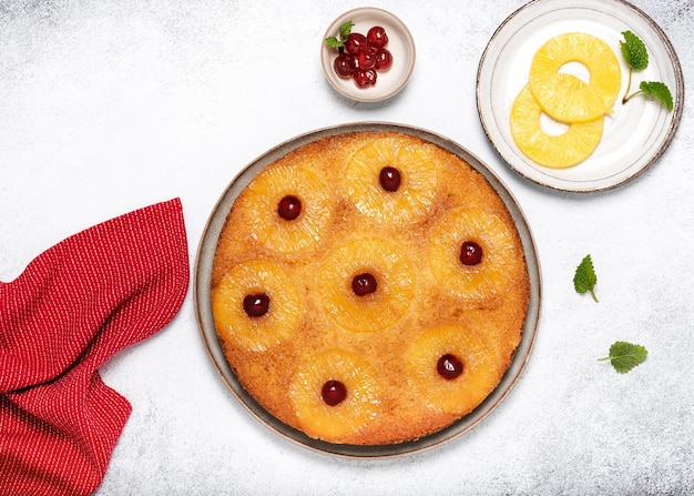 Bolo de cabeça para baixo de abacaxi cozido fresco com cerejas cristalizadas e caramelo