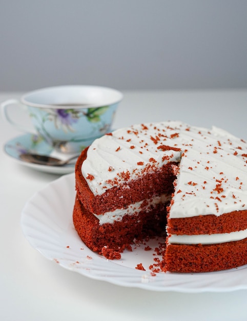 Bolo de cacau de veludo vermelho e cream cheese pronto para servir e comer