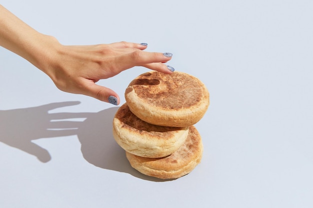 Bolo de caco Traditionelles portugiesisches Brot auf blauem Hintergrund im minimalistischen Stil