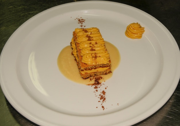 Bolo de café caseiro com biscoito crocante na chapa branca