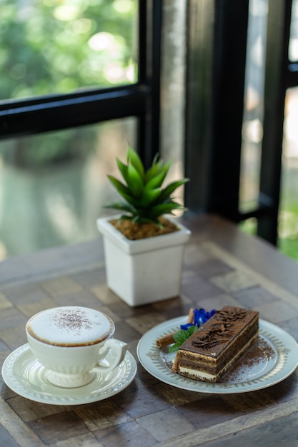 Bolo de café com leite e chocolate