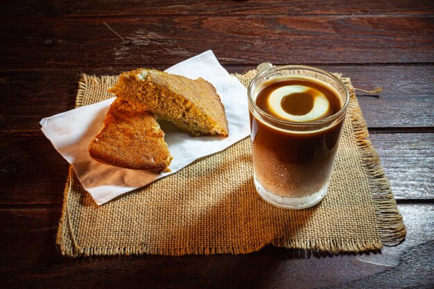 Bolo de café e banana na mesa de madeira vintage