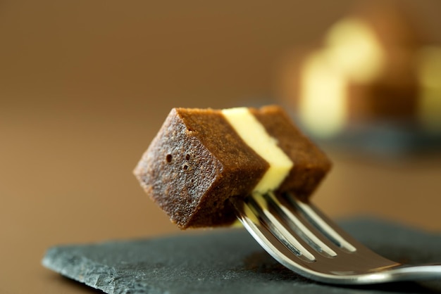 Bolo de camada de queijo de chocolate