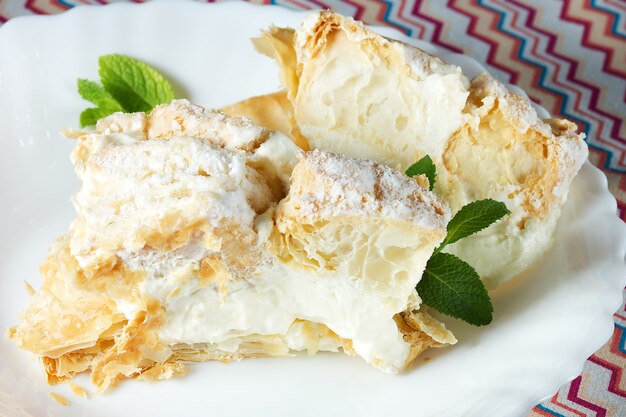 Bolo de camadas com creme e hortelã