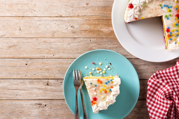 Bolo de camadas de arco-íris na mesa de madeira