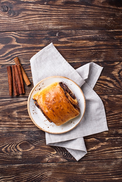 Bolo de canela doce na mesa de madeira