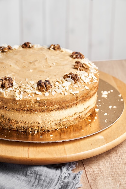 Bolo de caramelo caseiro na mesa. Fundo de madeira.