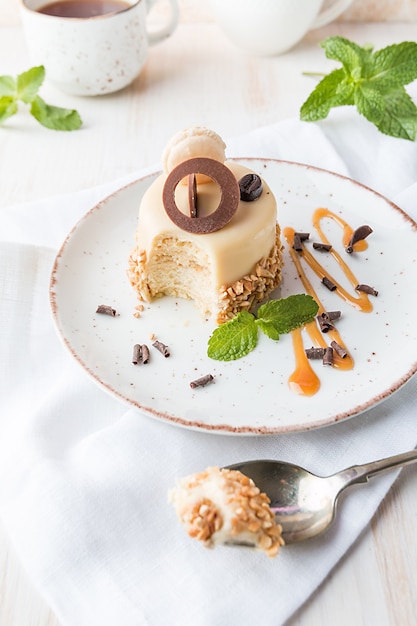 Bolo de caramelo de café em um esmalte com nozes no prato sobre fundo branco