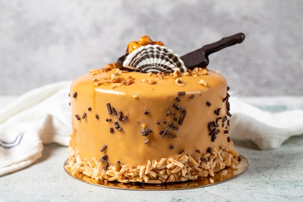 bolo de caramelo em fundo cinza chocolate e avelã aniversário ou bolo de celebração sobremesas de padaria de perto