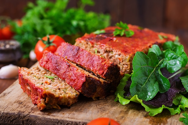 Bolo de carne caseiro caseiro com vegetais