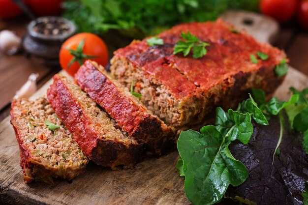 Bolo de carne caseiro caseiro com vegetais