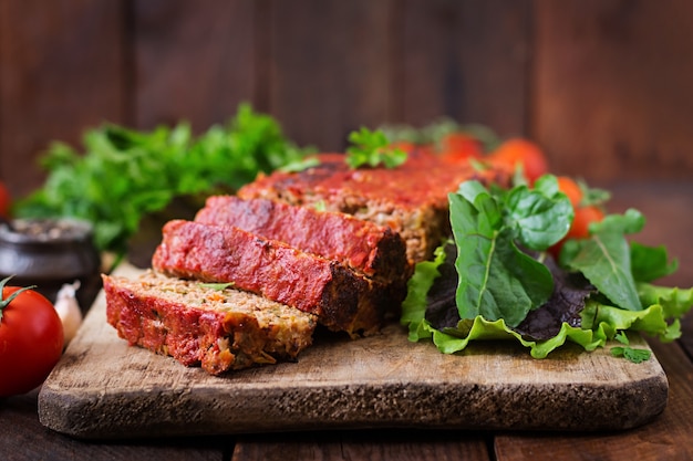 Bolo de carne caseiro com legumes