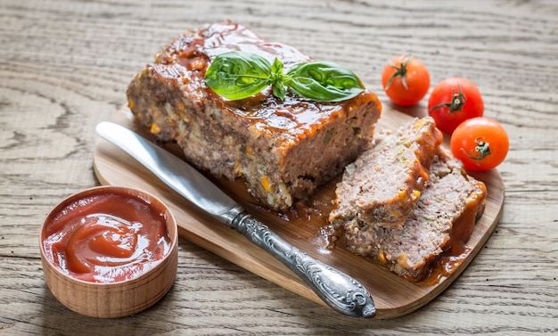 Bolo de carne com molho barbecue na placa de madeira