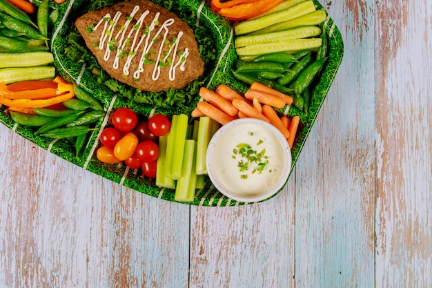 Bolo de carne com travessa de legumes e molho de rancho