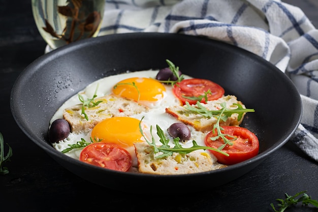 Bolo de carne de ovo frito e tomate keto paleo café da manhã