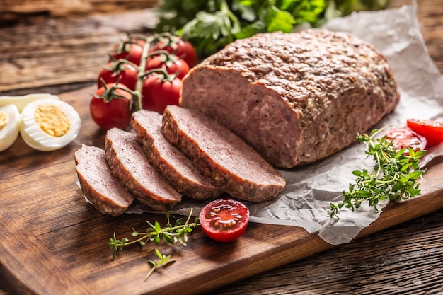 Bolo de carne moído caseiro com ovos, tomates, ervas, aipo e tomilho.