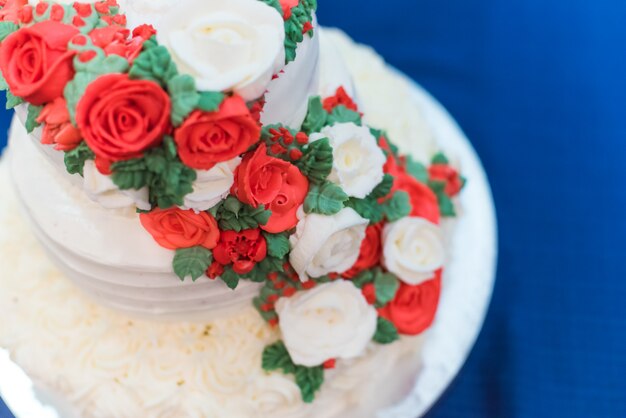 Bolo de casamento bonito com decoração de flores de rosa vermelha.