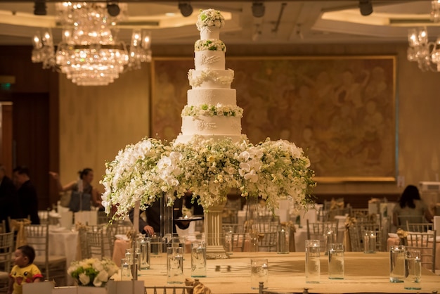 Bolo de casamento branco com flor