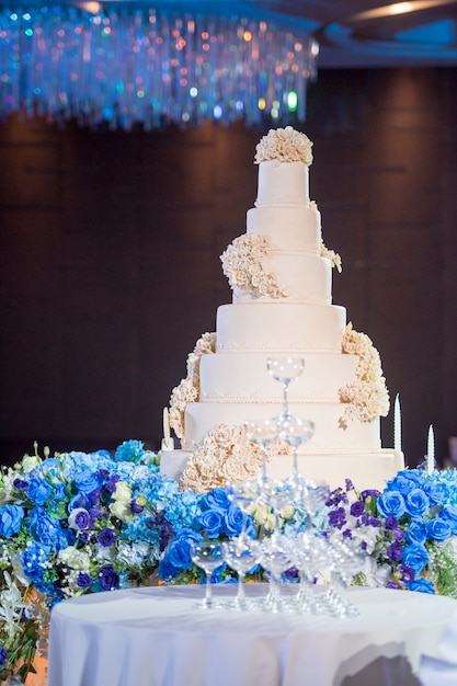 Bolo de casamento branco com flor