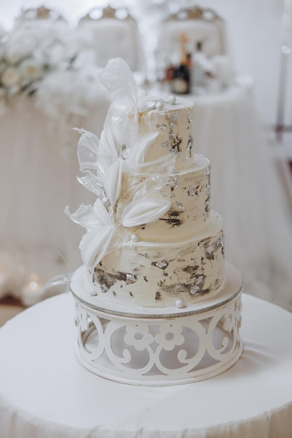 bolo de casamento branco com flores belo bolo de casamento caseiro de três camadas decorado com orquídeas brancas em estilo rústico em uma mesa branca
