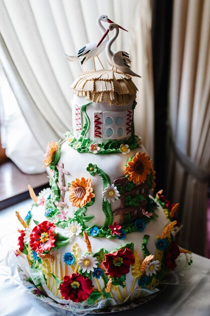 Foto bolo de casamento branco com flores coloridas