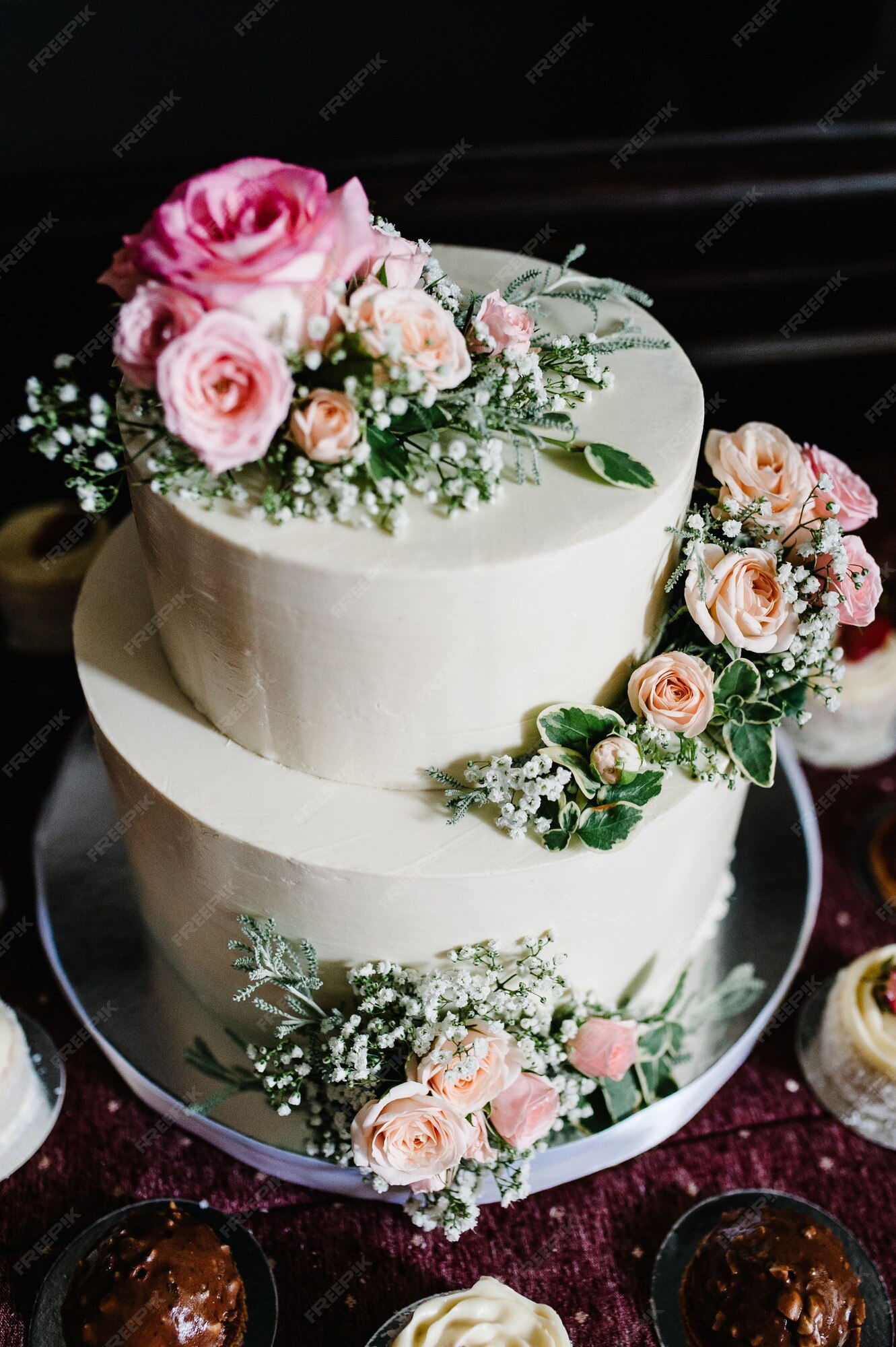 Bolo De Casamento Do Marfim Do Vintage Com Rosas Imagem de Stock - Imagem  de jogo, flor: 98852881