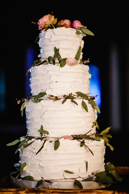 Bolo de casamento branco com flores cor de rosa para banquete de casamento Recepção de casamento deliciosa Copiar espaço Conceito de festa de celebração Bolo na moda