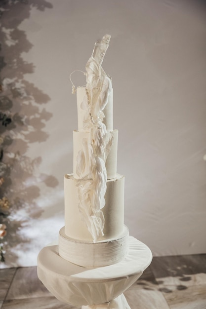 Bolo de casamento branco com flores e mirtilos