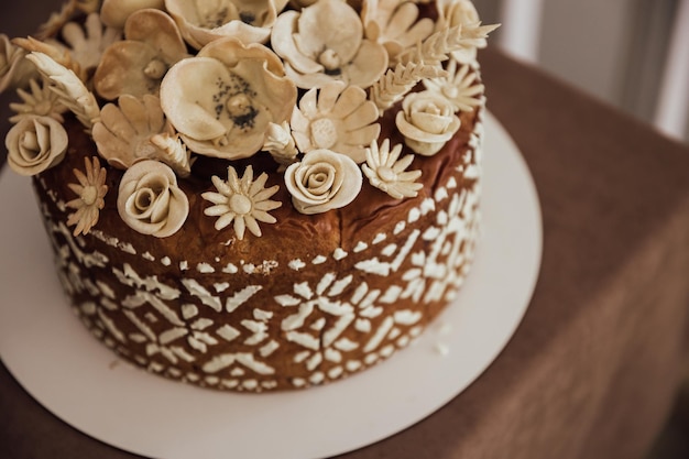 Bolo de casamento branco com flores e mirtilos