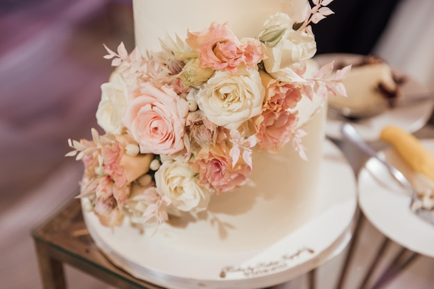 Bolo de casamento branco com flores e mirtilos