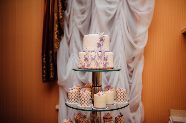 Bolo de casamento branco com flores