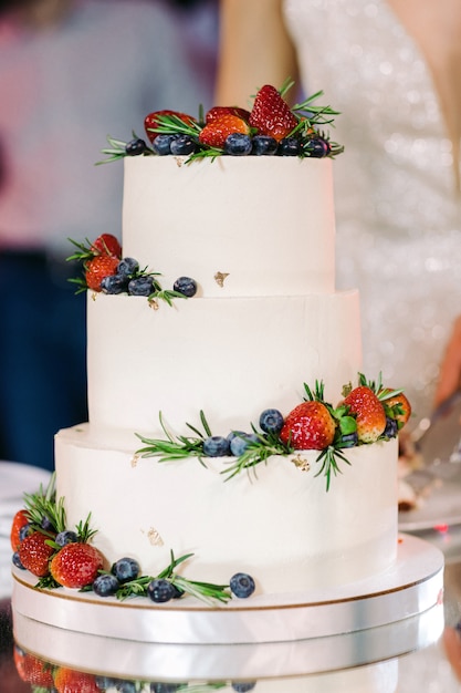 Bolo de casamento branco com frutas