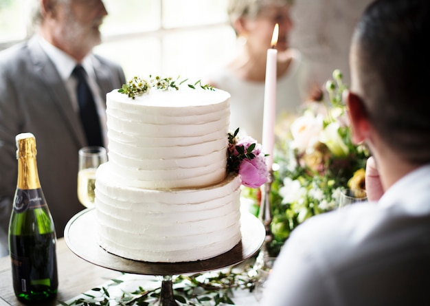 Bolo de Casamento Branco com Garrafa de Champanhe