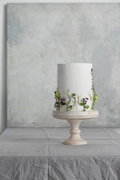 Bolo de casamento branco com lilases e flores verdes