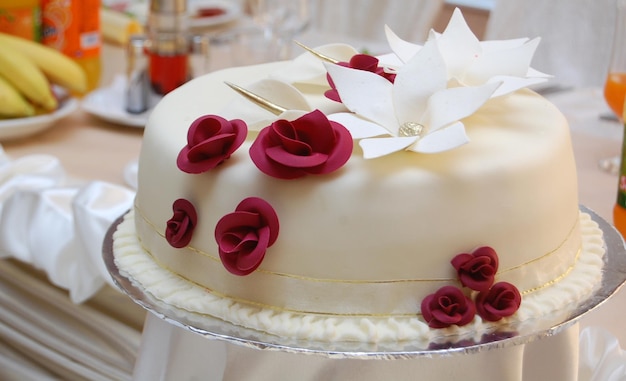 bolo de casamento branco com rosas vermelhas