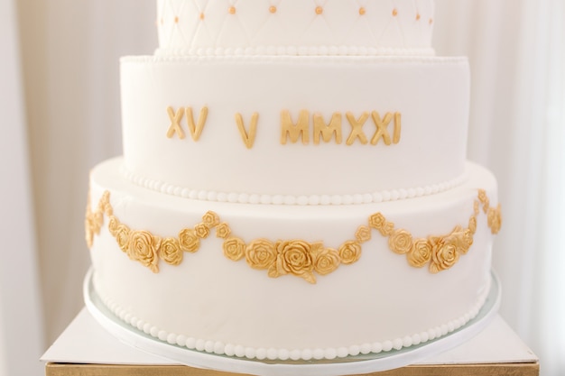 Bolo de casamento branco de cinco histórias decorado em estilo dourado lindos doces para o noivo e a noiva