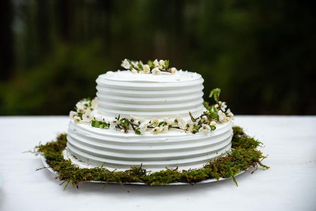 Bolo de casamento branco de dois andares com flores