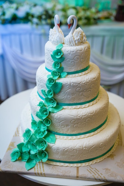 Bolo de casamento branco decorado por frutas de flores