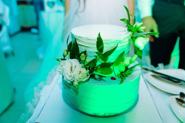 Bolo de casamento branco decorado por frutas de flores