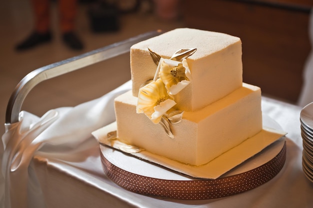 Bolo de casamento branco em dois andares com flores 2542