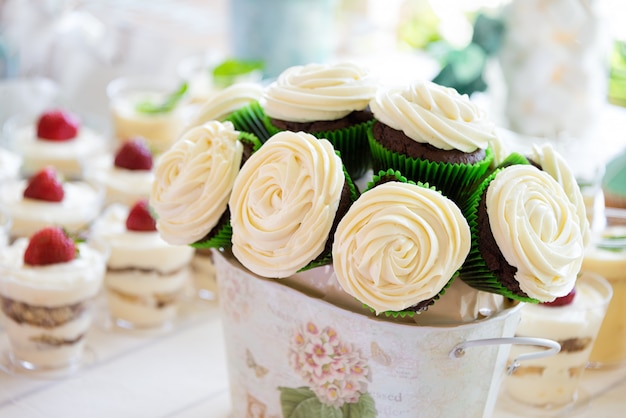 Bolo de casamento buquê feito de cupcakes