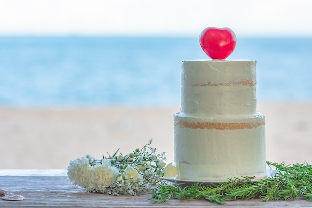 Bolo de casamento colorido na praia