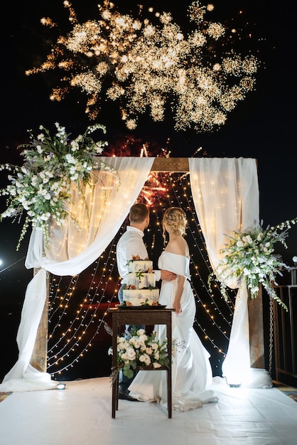 Bolo de casamento colorido no casamento dos noivos