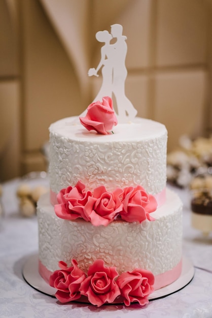 Foto bolo de casamento com flores para um banquete de casamento recepção deliciosa espaço para cópia conceito de festa de celebração bolo na moda