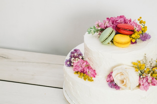 Bolo Festivo Com Flores Creme E Rosto Feminino Sobre Fundo Leve