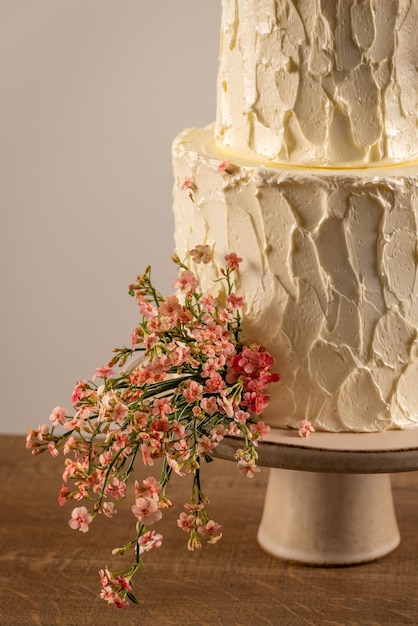 Foto bolo de casamento com flores