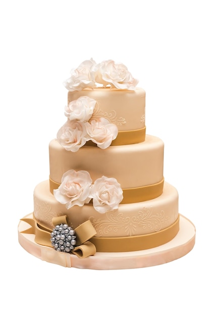 bolo de casamento com fondant bege decorado com fitas de rosas creme e contas isoladas em branco