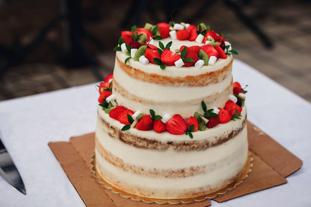 Bolo de casamento com morangos frescos