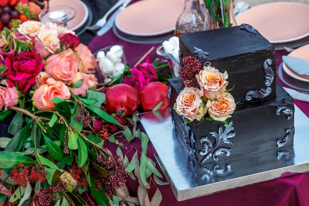 Bolo de casamento com rosa