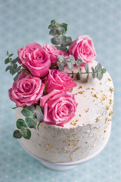 Bolo de casamento com rosas e deco no prato. fechar-se